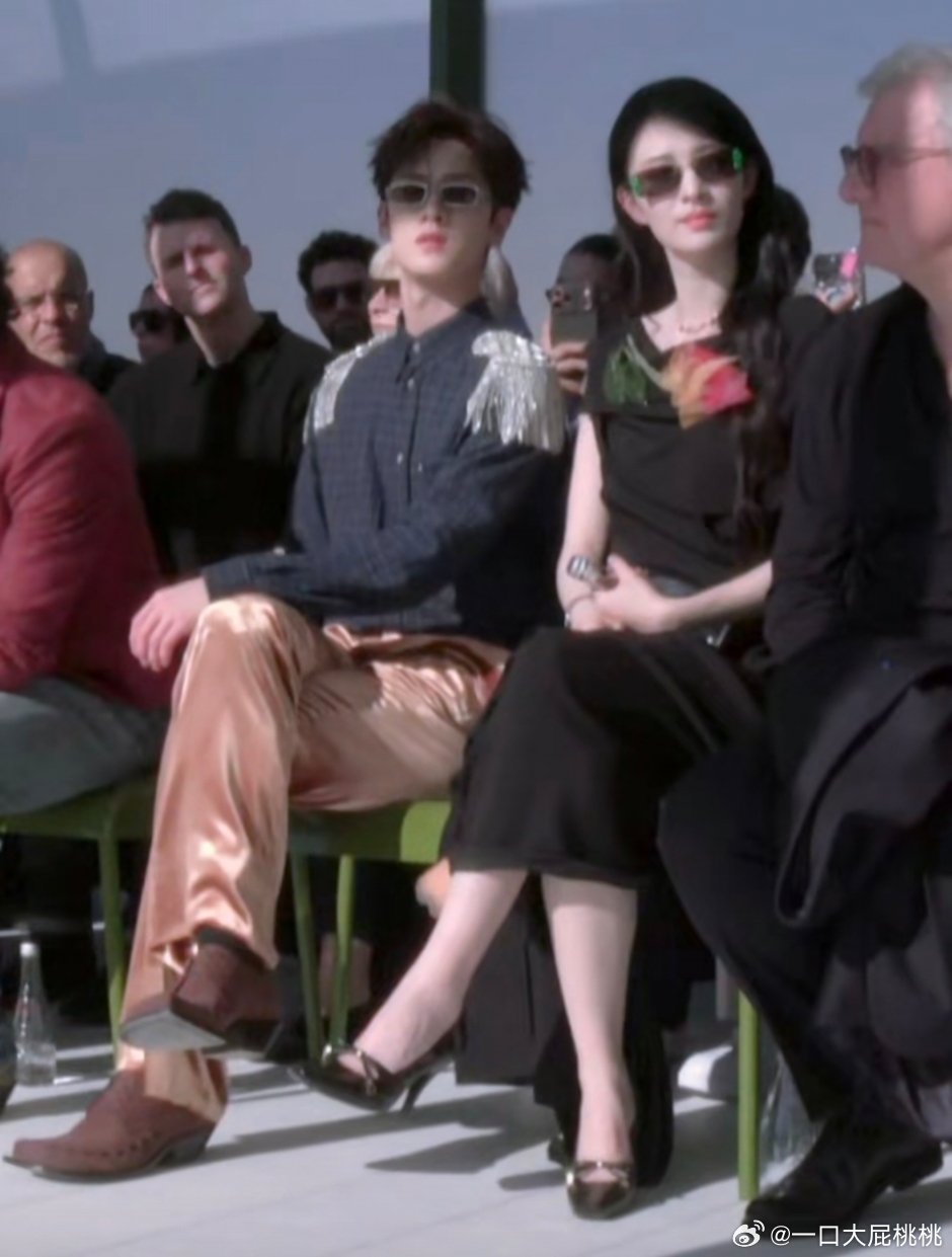 小林跟🚢坐一起 