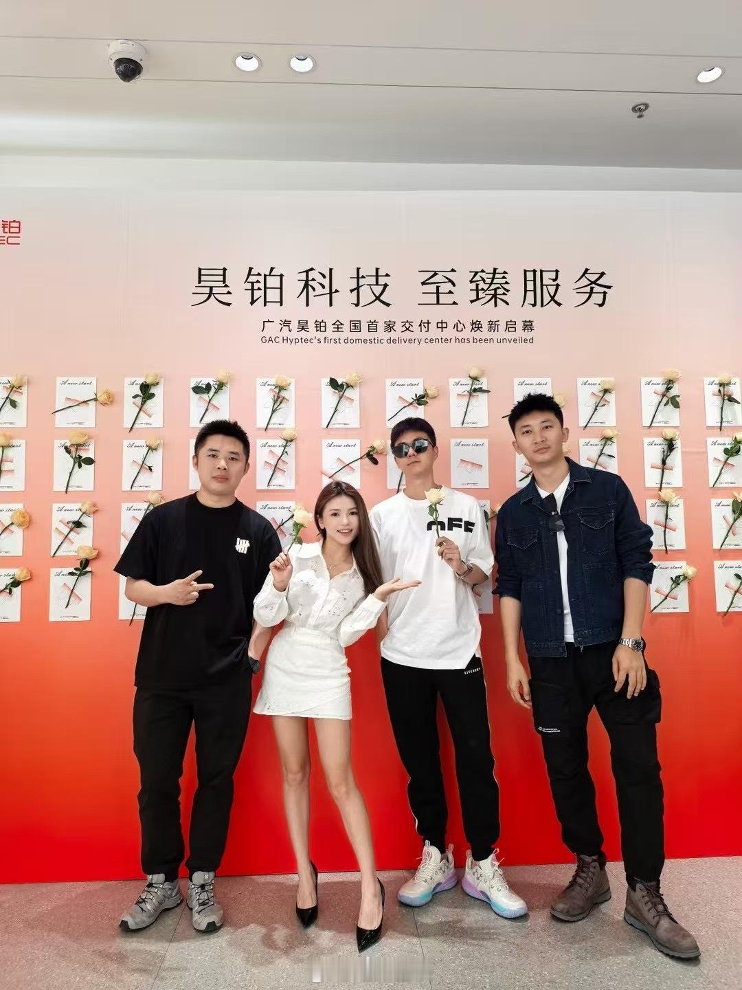 这三个人背着我去提车了[怒]冯总亲自交钥匙[怒]等我回去我也要提[怒][怒][怒