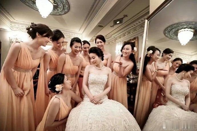 郭晶晶说：我一打扮，霍启刚就怕我跑了！当看到她这几张让人赞叹不已的结婚照时，我信