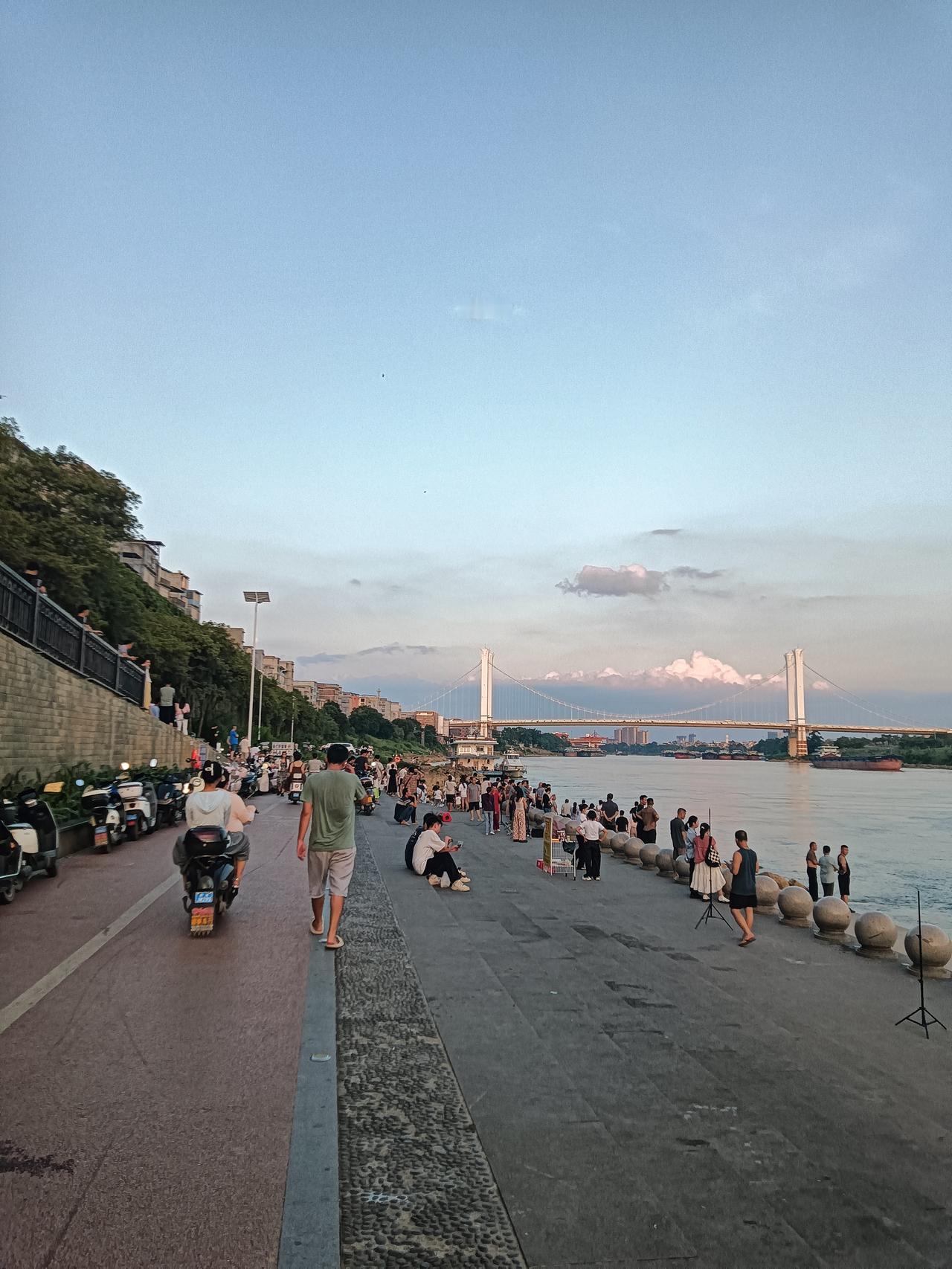 刚刚去贵港市老街大东码头逛逛，这里人真多空气也较凉爽。傍晚的郁江江水碧绿景色宜人