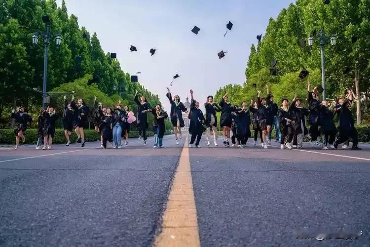 又到了毕业季，中国几千万的大学毕业生该走向哪里？
2025年以后每年都有超过12