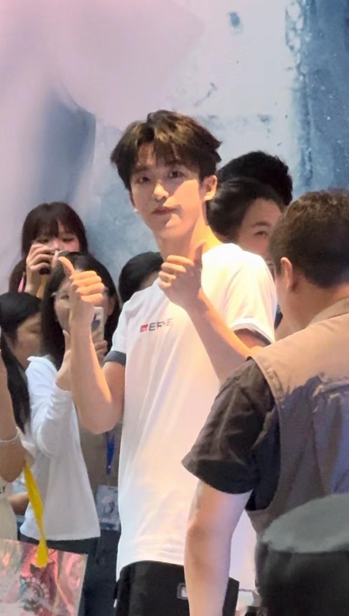 #黄子弘凡古希腊掌管白T的神#黄子弘凡穿白 T 真是帅炸了，那纯粹的帅气让人无法