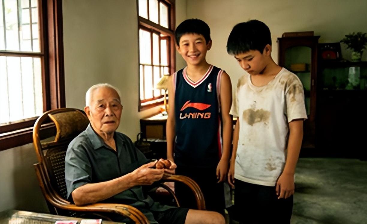 孙子和外孙同年考上大学，我各给了十万块钱。八年后，孙子月薪九千，外孙却成了公司老