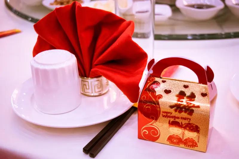 男子吃喜宴时误饮燃料致中毒，住进ICU昏迷至今。3月1日，男子的女儿称已收到警方