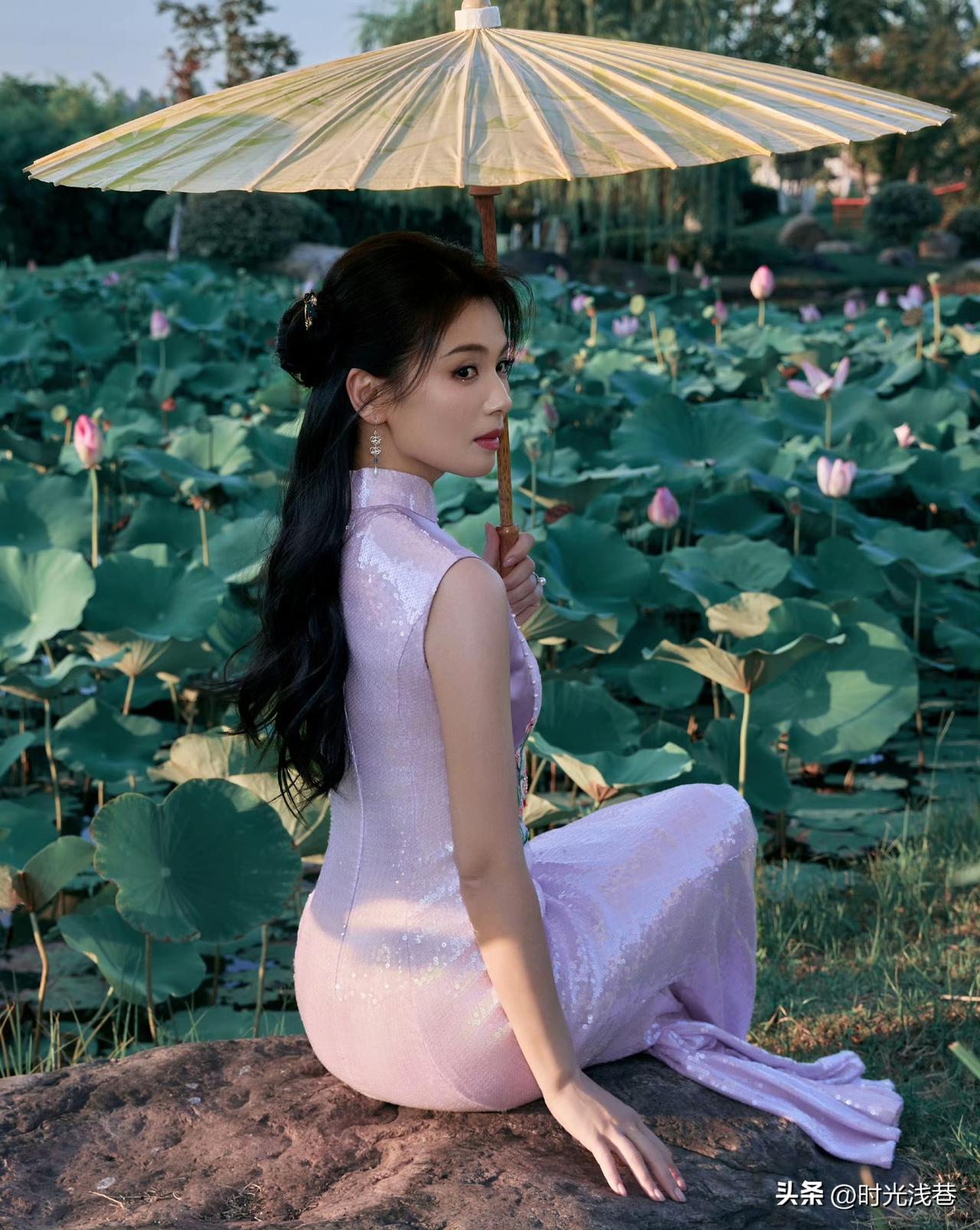荷塘，中式旗袍，油纸伞，刘涛把古典美表现的淋漓尽致！