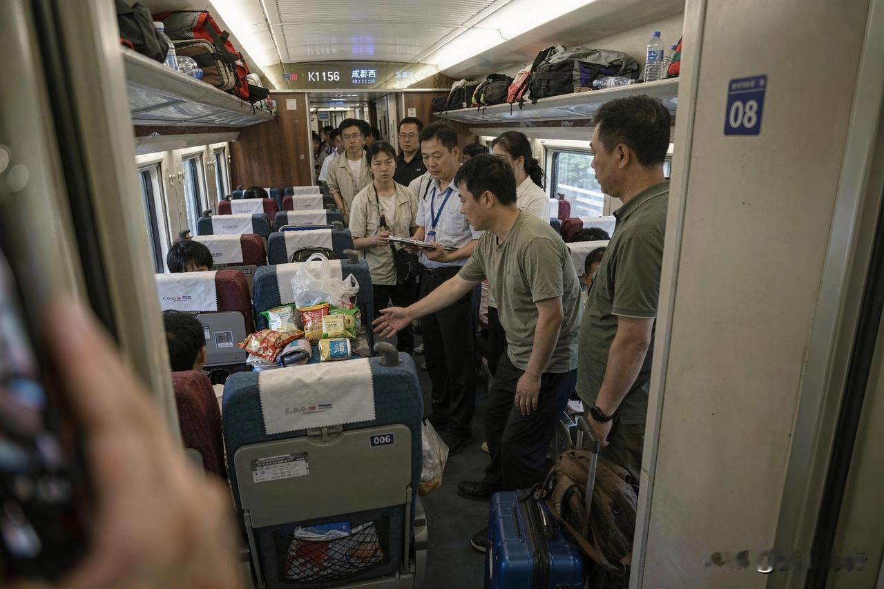 【简讯】近日，K1156次列车发生座位争议。三名旅客购得三张硬座票，仅两人乘车，