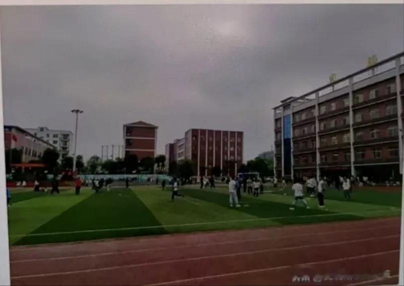 某中学厕所男保洁 60 多岁，课间休时候，15 岁的女学生进去，看到厕所里保洁在