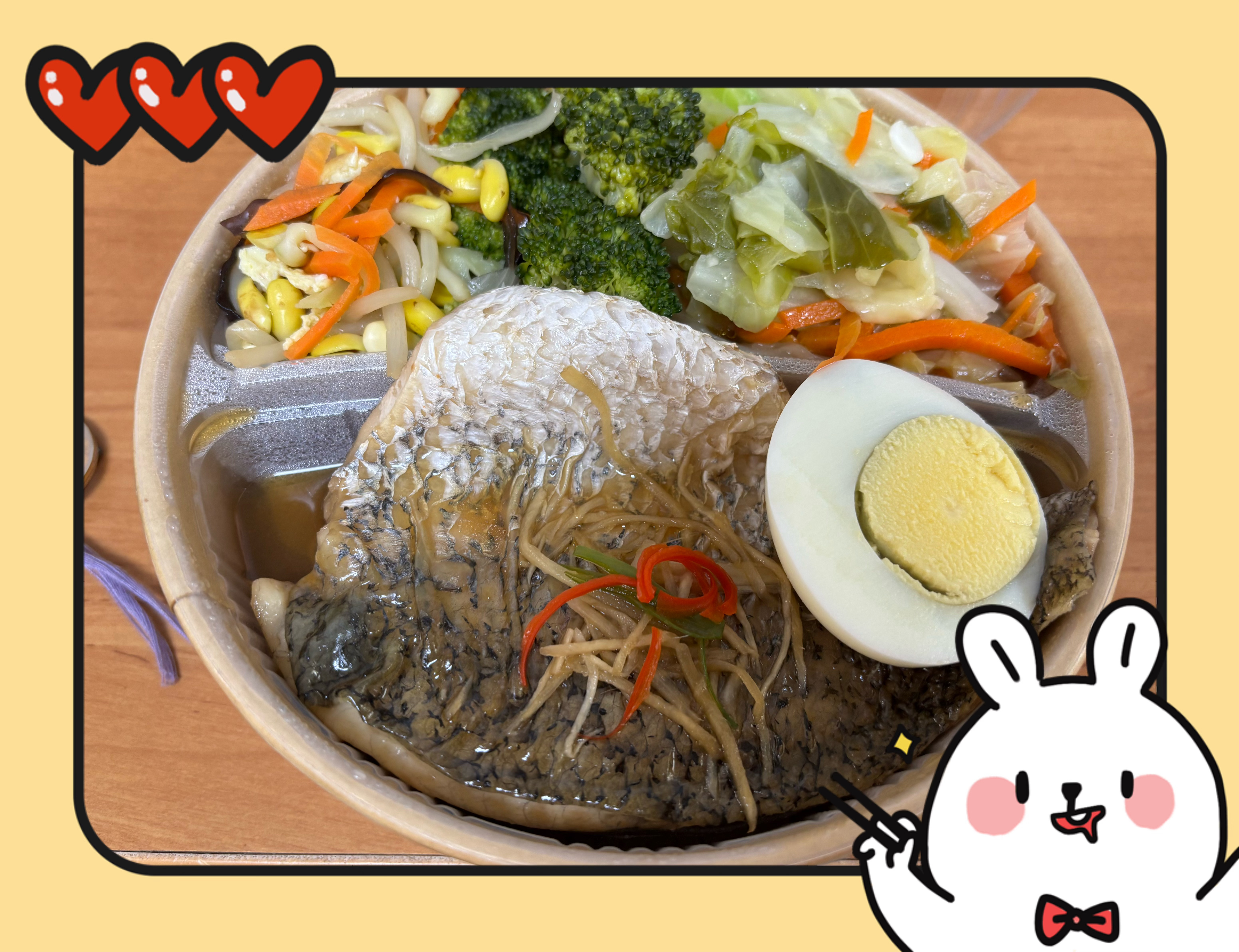 今天出差有盒饭真是太好了谢谢老板有准时让我吃饭感恩的心💛 而且还是鲈鱼🐟 