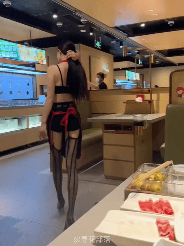 经典穿搭，让我想起了另一位美女。 ​​​
