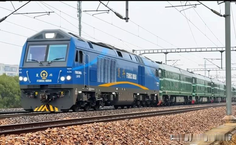 上局沪段复兴内5C型内燃机车牵引5台东风4B型内燃机车组成的机车大列前往金卫西站