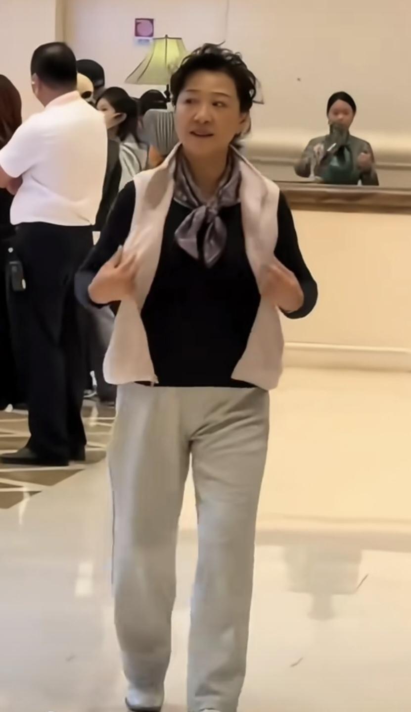 76岁的国家一级演员王馥荔真的是精神矍铄，老当益壮啊！看看人家这日常，穿搭带着精
