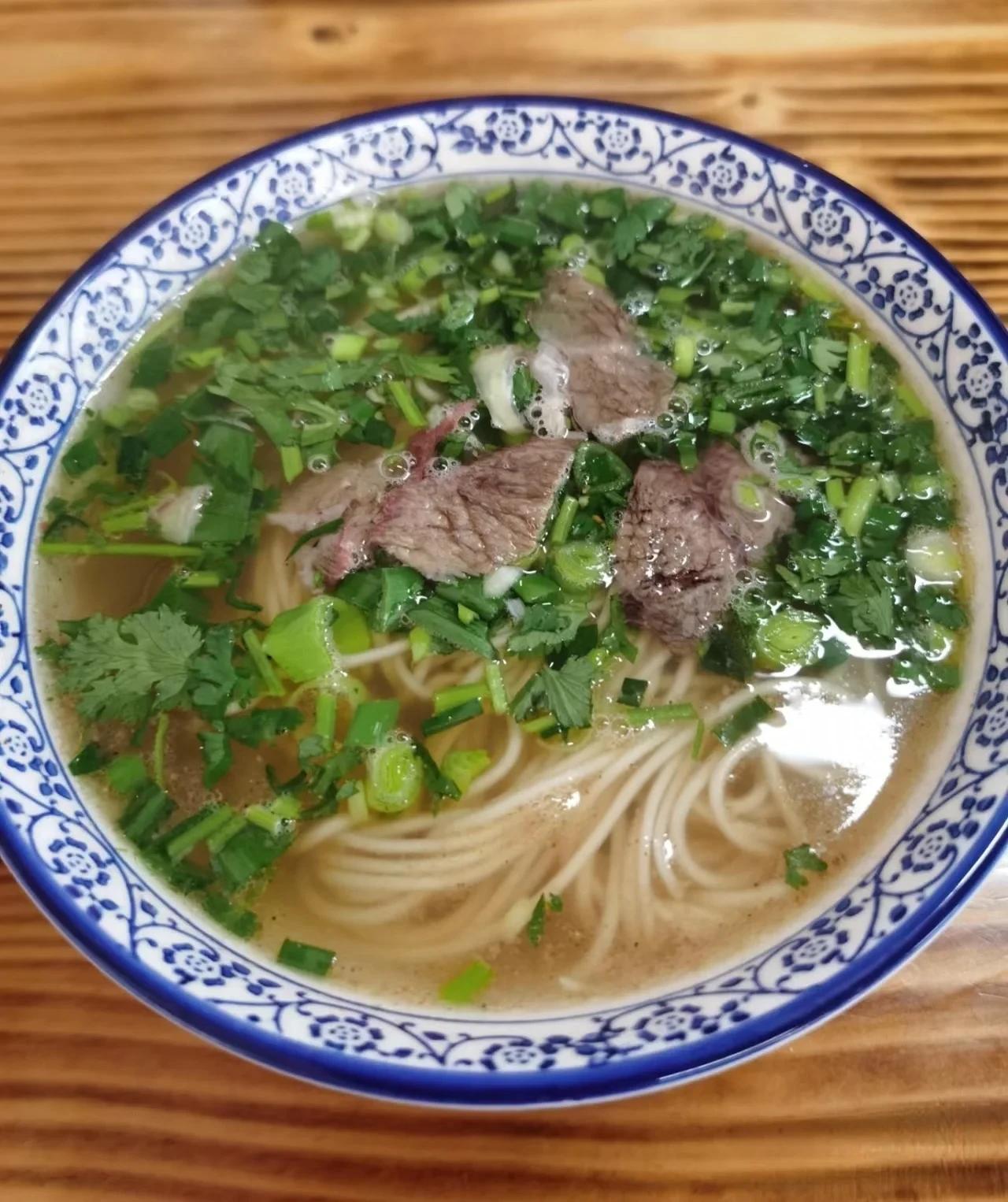 不懂就问，为什么兰州拉面店不能喝酒啊？

今天去吃兰州拉面，这时候店里有2个人看