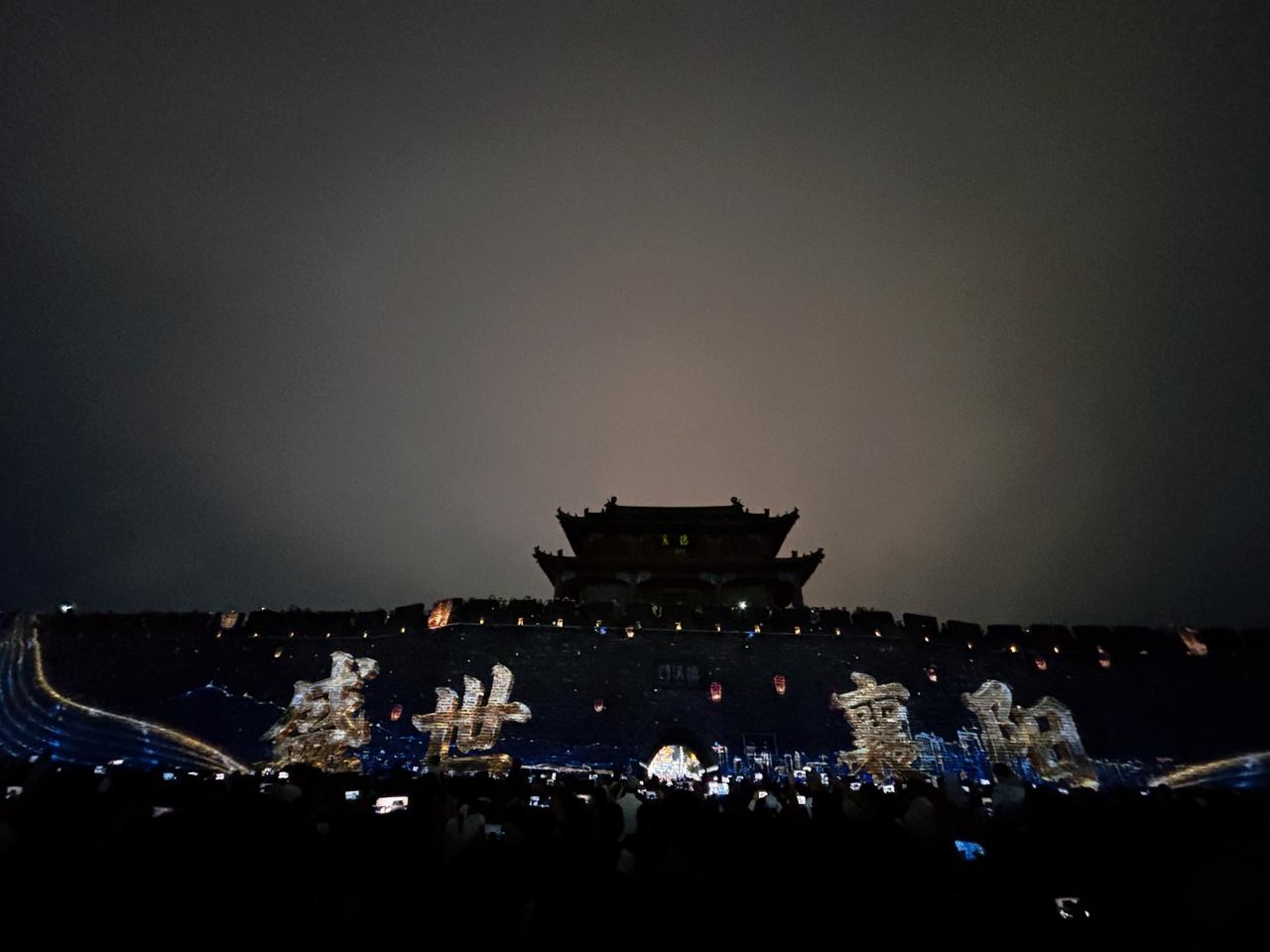 临汉门的千年古城墙，晚上是裸眼3D光影秀的幕布。攻城、对峙、坚守，光影在斑驳老砖