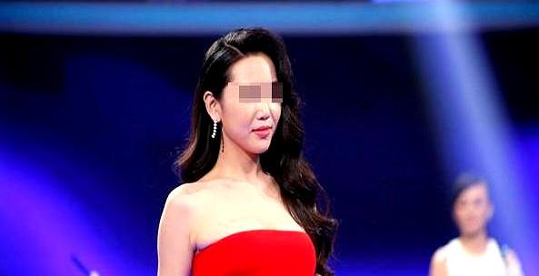 还记得《非诚勿扰》那个名场面吗？
男嘉宾说自己“整天和土地打交道”，灯灭一片，又