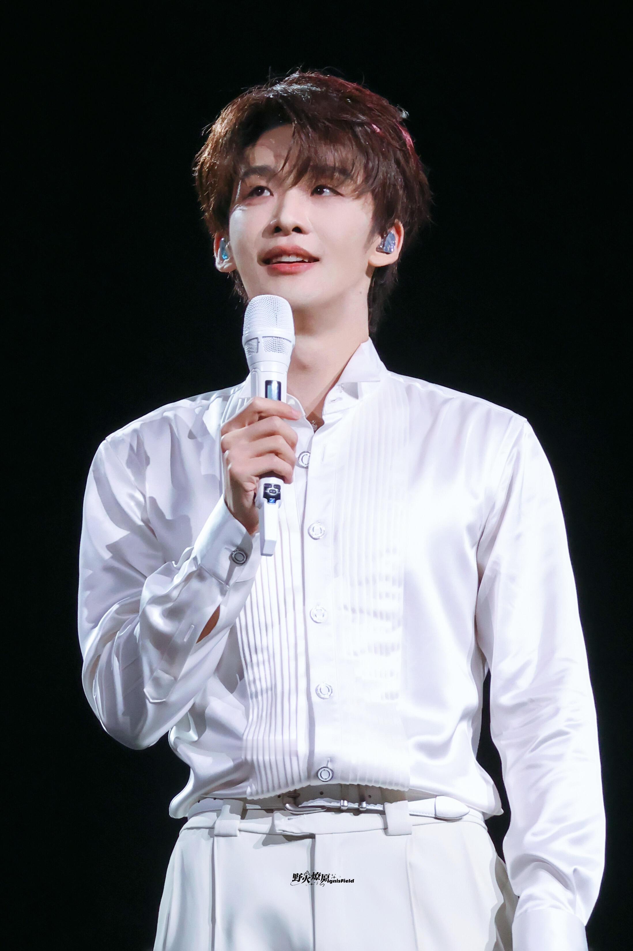 王赫野的脸怎么红成这样王赫野直播脸怎么红成这样王赫野正直播着呢！突然被叫哥哥，这