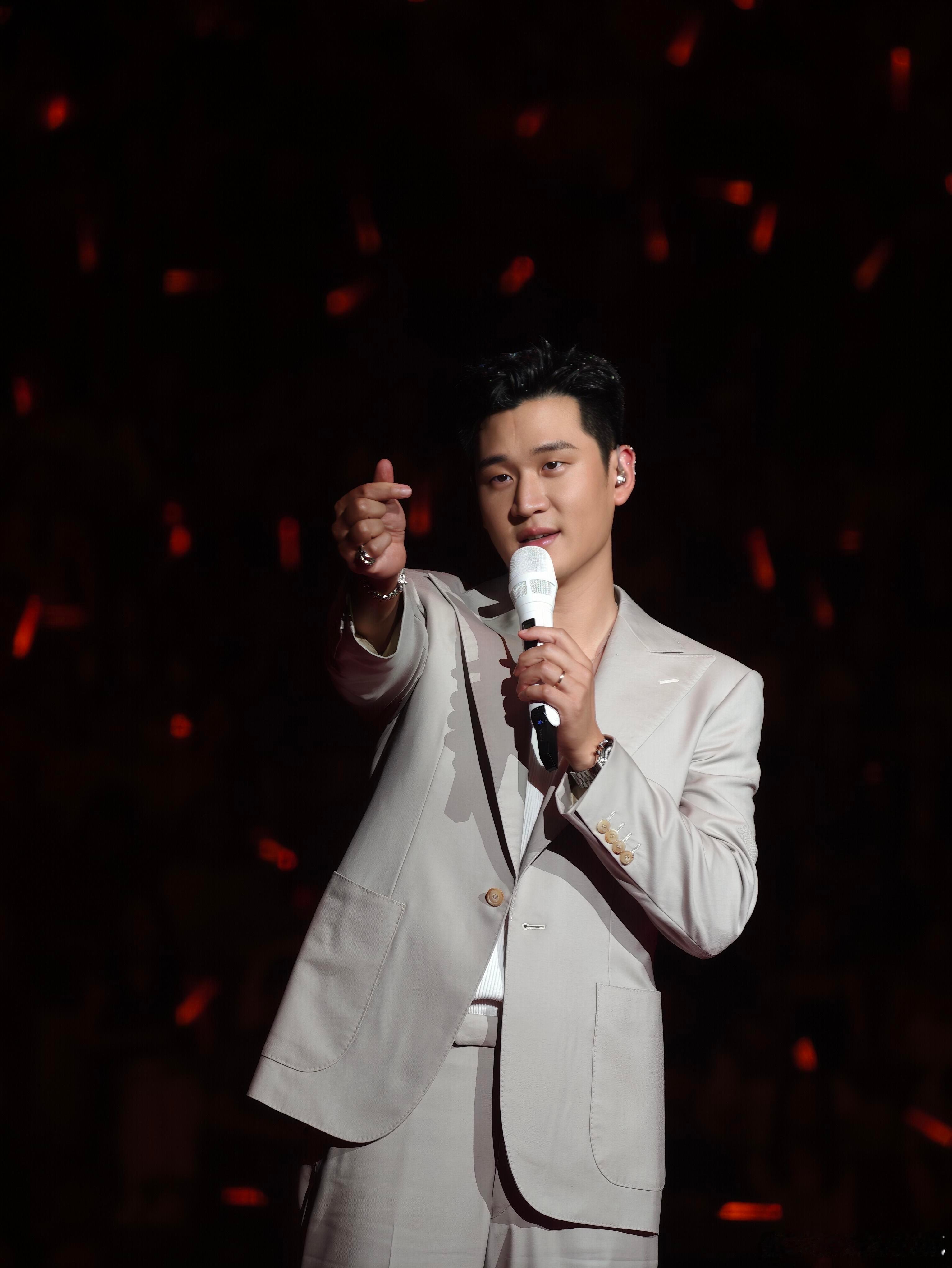 周兴哲一嗓子给我唱回歌手了周兴哲重庆演唱会周兴哲重庆演唱会唱《颜色》了！细腻唱腔