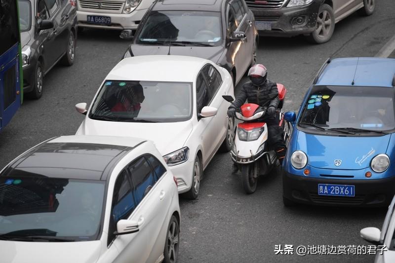 电动车逆行致他人摔倒被判担责七成 电动车逆行这事真的太危险了，最近长沙就有这么个