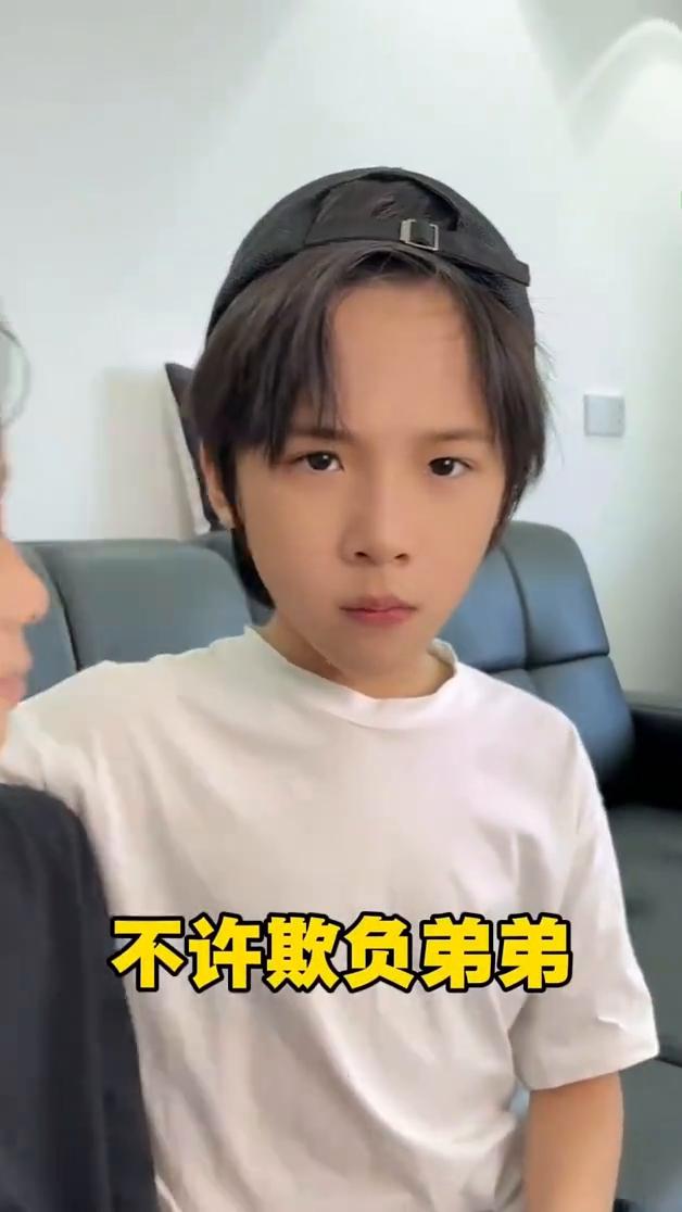 当我故意打了一下弟弟，不许欺负弟弟，哥哥永远都会在弟弟身边，一直都护着弟弟。