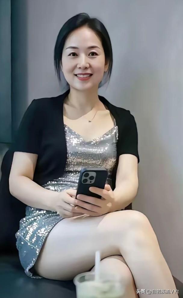 卜算子·闲窗韵
 
亮片衬柔襟，轻搭黑纱袖。静握芳机浅笑舒，眉眼藏温厚。
闲坐品
