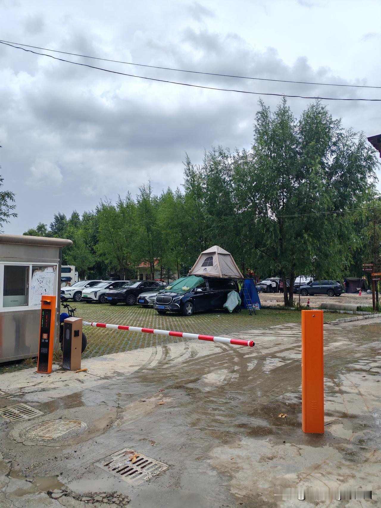 贵州威宁收费露营地
1、可以停车，收费16一天
2、有卫生间，24小时开放
3、