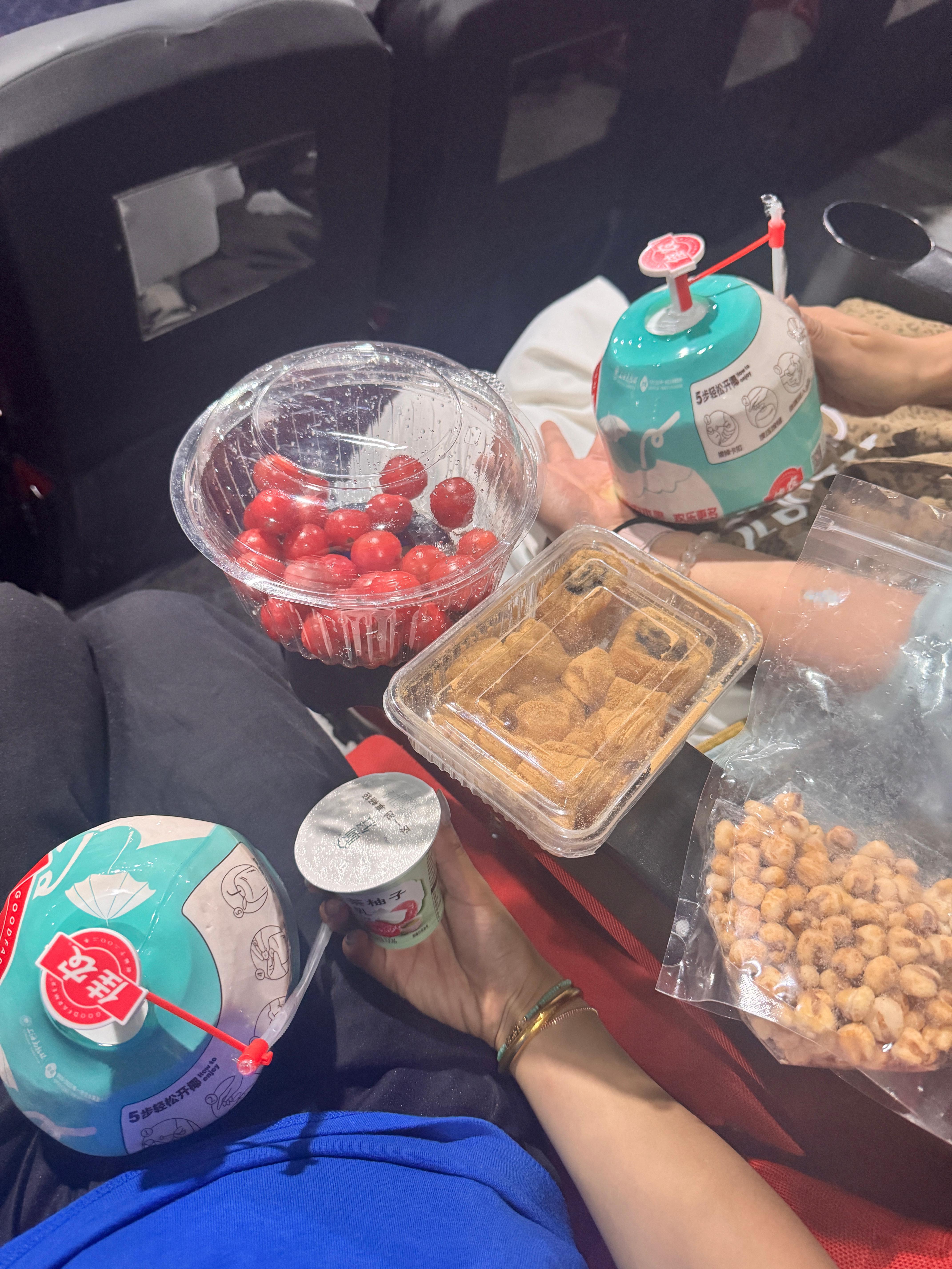 wmh让我实现看电影野餐 我就说怎么背个大大大帆布包 