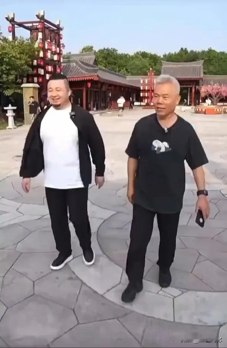 司马南老师遭遇尴尬一幕，
主动握手却遭无视，并被狂怼。
在西安一次某景区“微服私