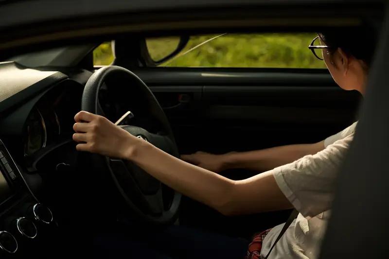 12月23日江苏，“我开双闪了 ，你看不见了，你瞎了吗？我暂时停一下等个人怎么着