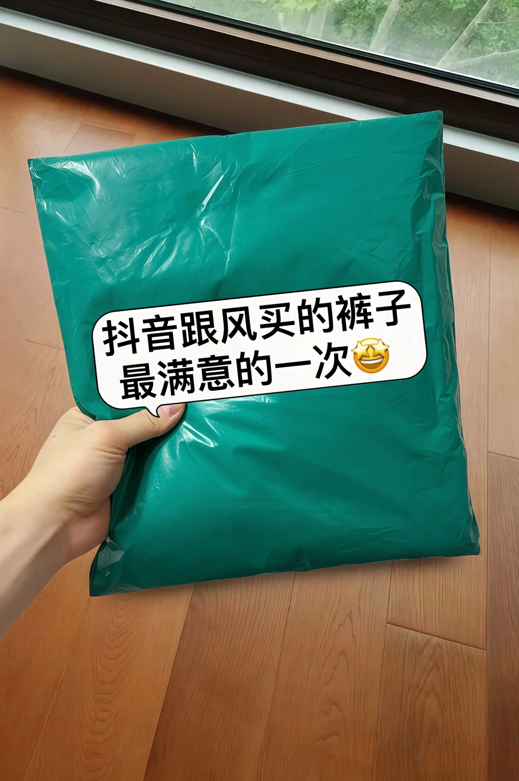 今夏穿搭新宠来啦！高腰设计巧妙拉高腰线，精选柔软牛仔面料，透气又舒适...