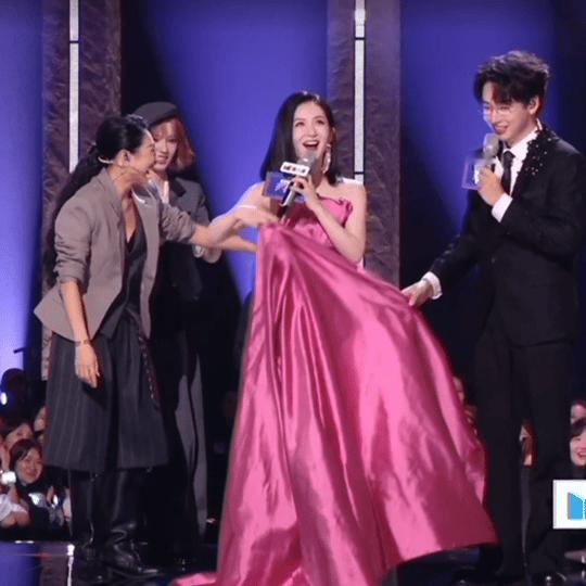 谢娜裙摆被踩掉了 回归的谢娜还是那个熟悉的味道！哪怕遇到裙摆被踩掉的突发状况，她