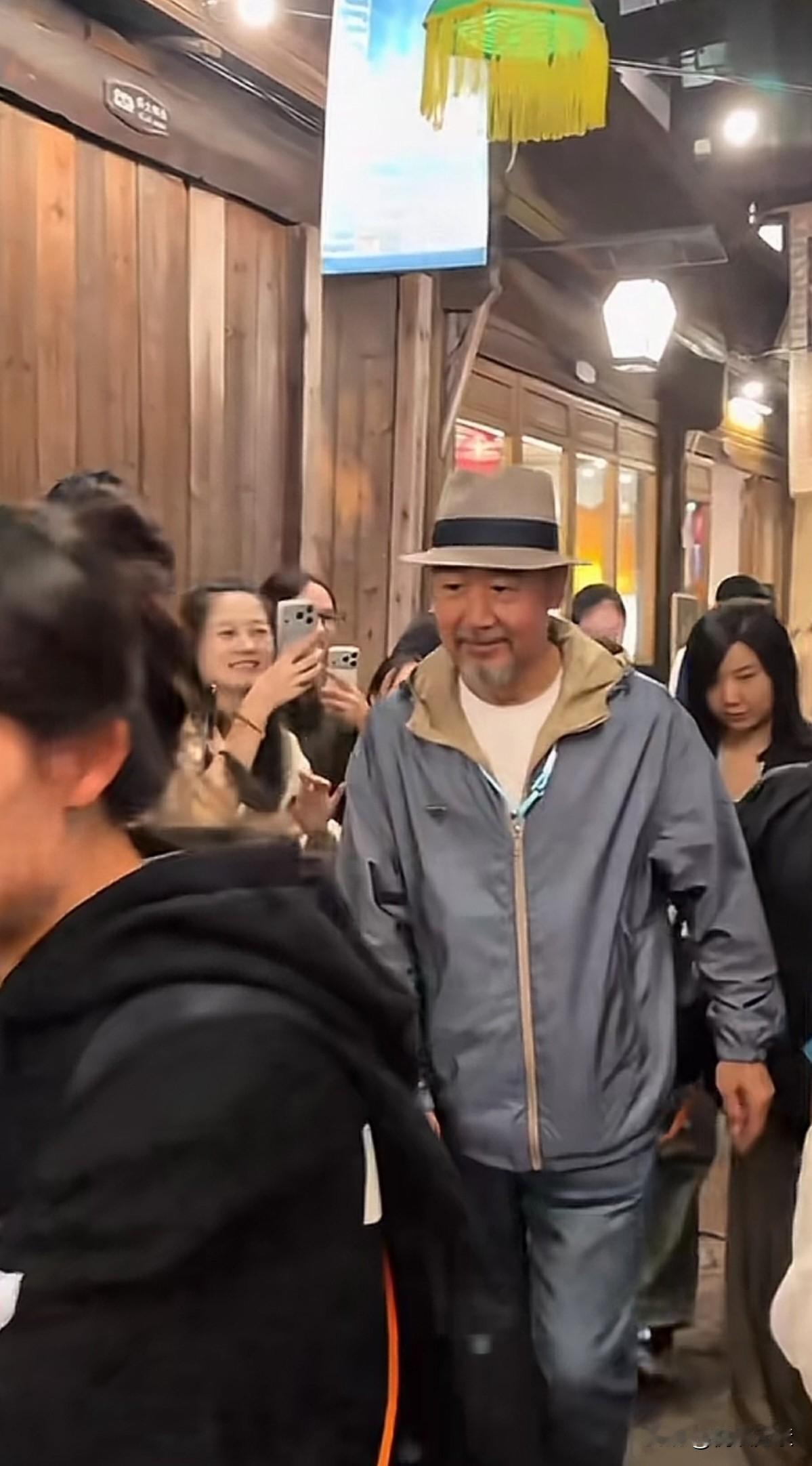 人生一世，草木一秋。
就连大名鼎鼎的张国立老师如今也老了，变得慈眉善目，须发皆白