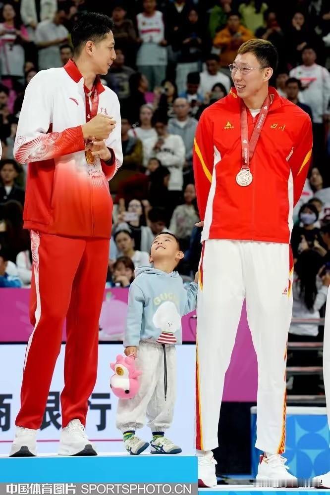 周琦:大鸟，我用铜牌跟你换金牌，

沈梓捷:大魔王，那不行，这可是我球员职业生涯