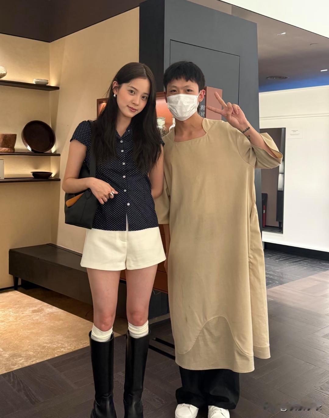 25岁欧阳娜娜到一家陶瓷店购物，她的穿搭太时尚了，身材苗条，整个人状态超好！[赞