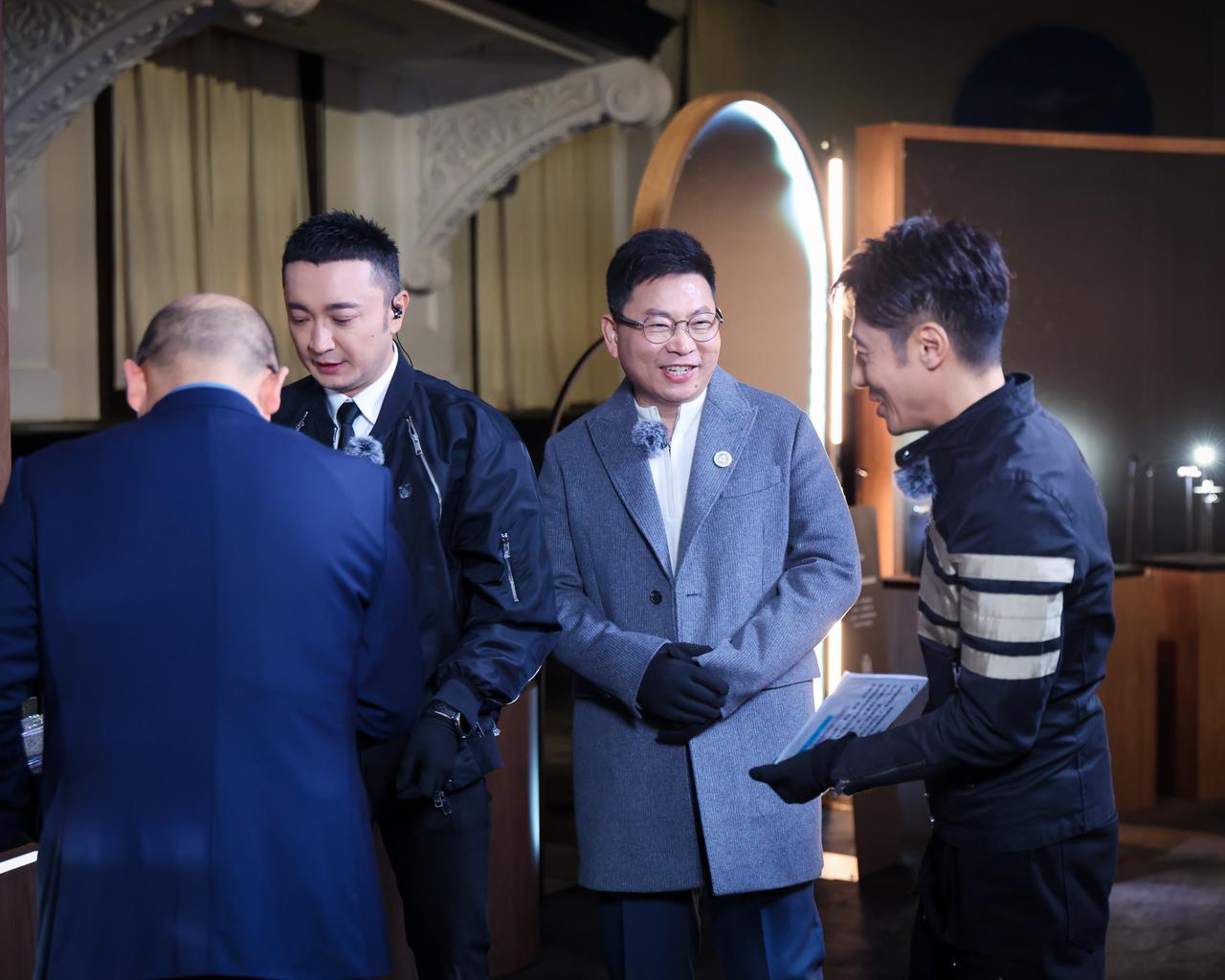 BBA经销商集体倒戈，鸿蒙智行改写豪华车市格局
豪华车市渠道上演"大迁徙"名场面