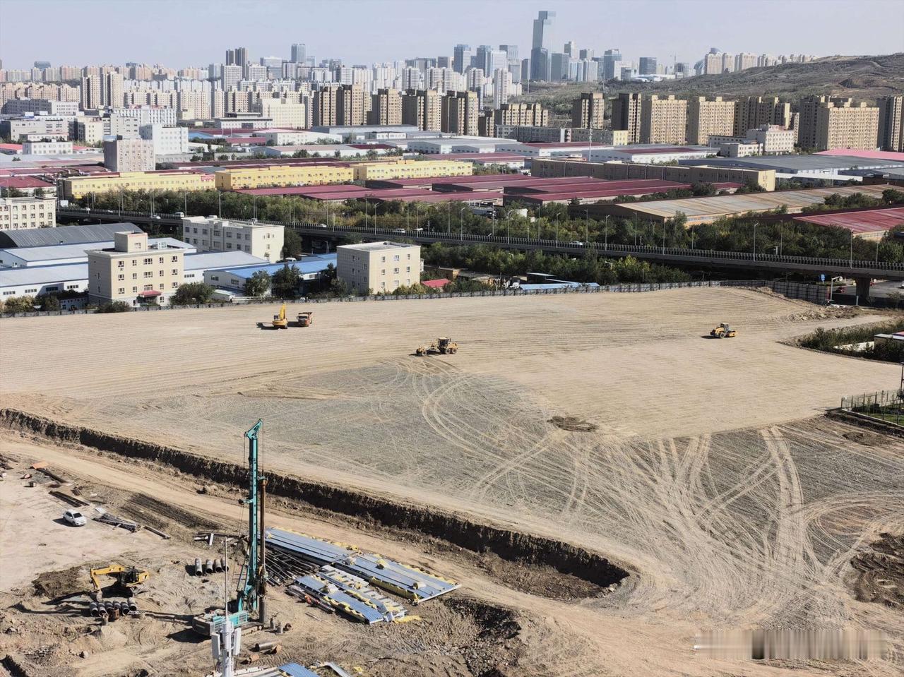 天麓花园对面空地动工了！
   粉丝最新实拍，经开区大白山街天麓花园对面的大片闲