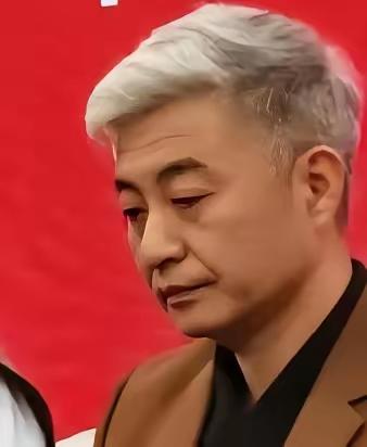 “德不配位，必有灾殃”周炜曾是国家一级演员，长期身处顺境与高位，九登春晚，是主流