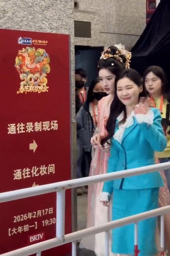 王玉雯金靖北京春晚路透双美同框杀疯了！王玉雯古风仙到发光，金靖蓝西装飒爽，北京春