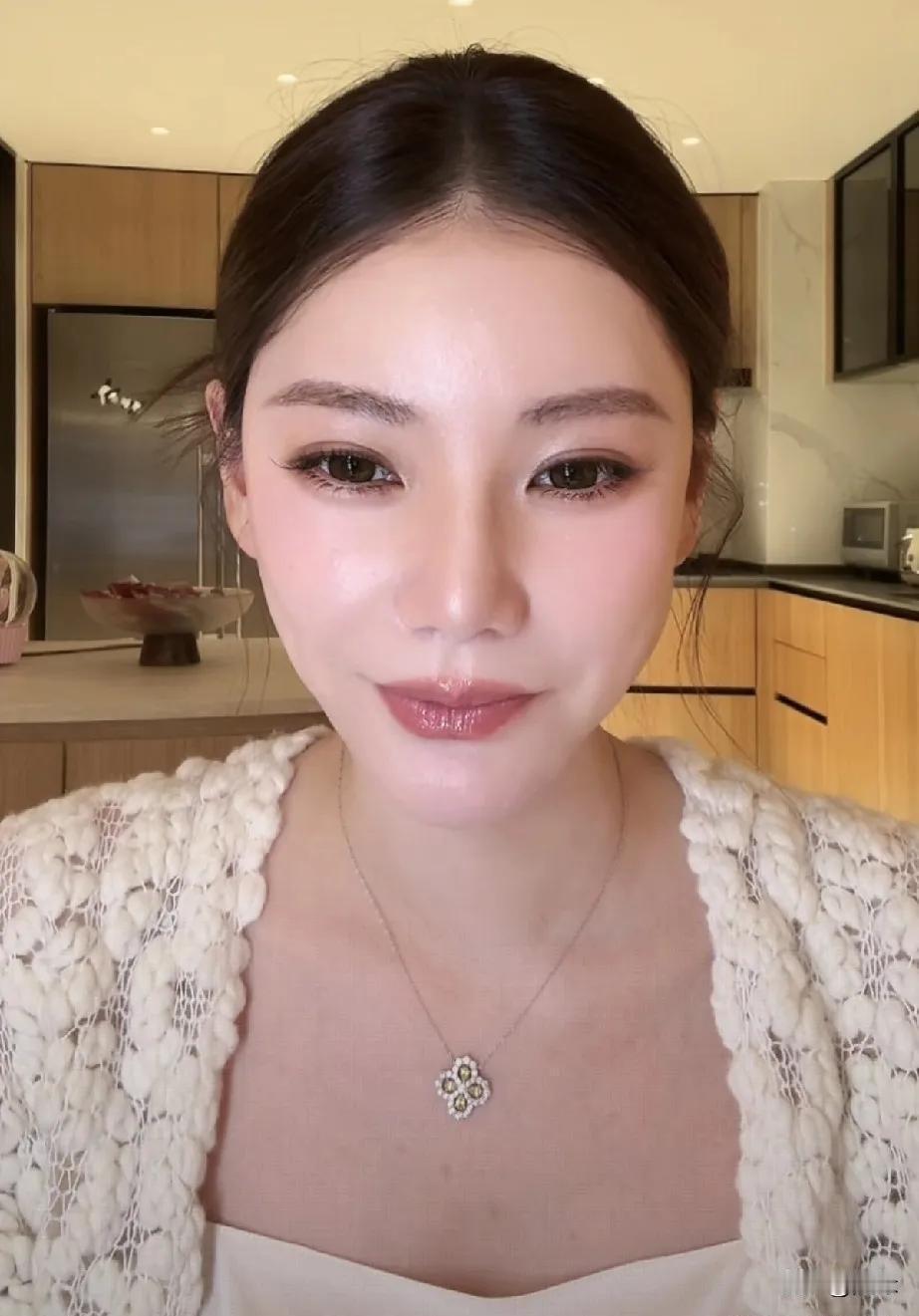 今晚，马筱梅在北京家里开播报平安！
她开心的说，今天下午去找了大白，做例行孕检，