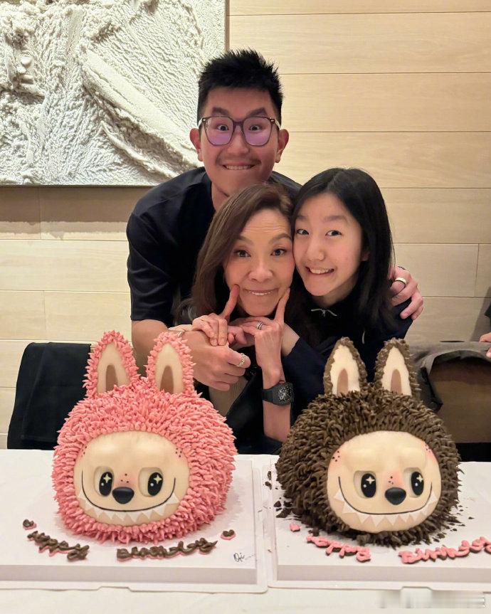 杨紫琼63岁庆生照杨紫琼labubu生日蛋糕 杨紫琼63岁庆生照曝光，和家人朋友