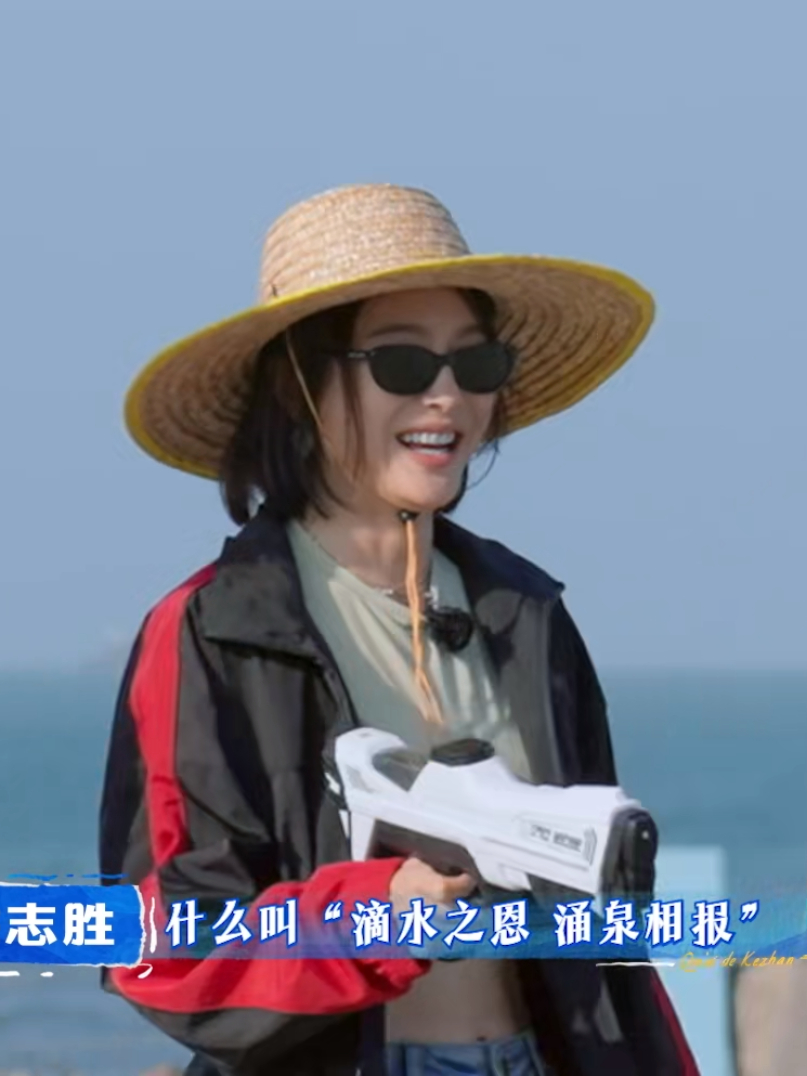 我岚的马甲线就这样若隐若现，好想急赤白脸的摸一把