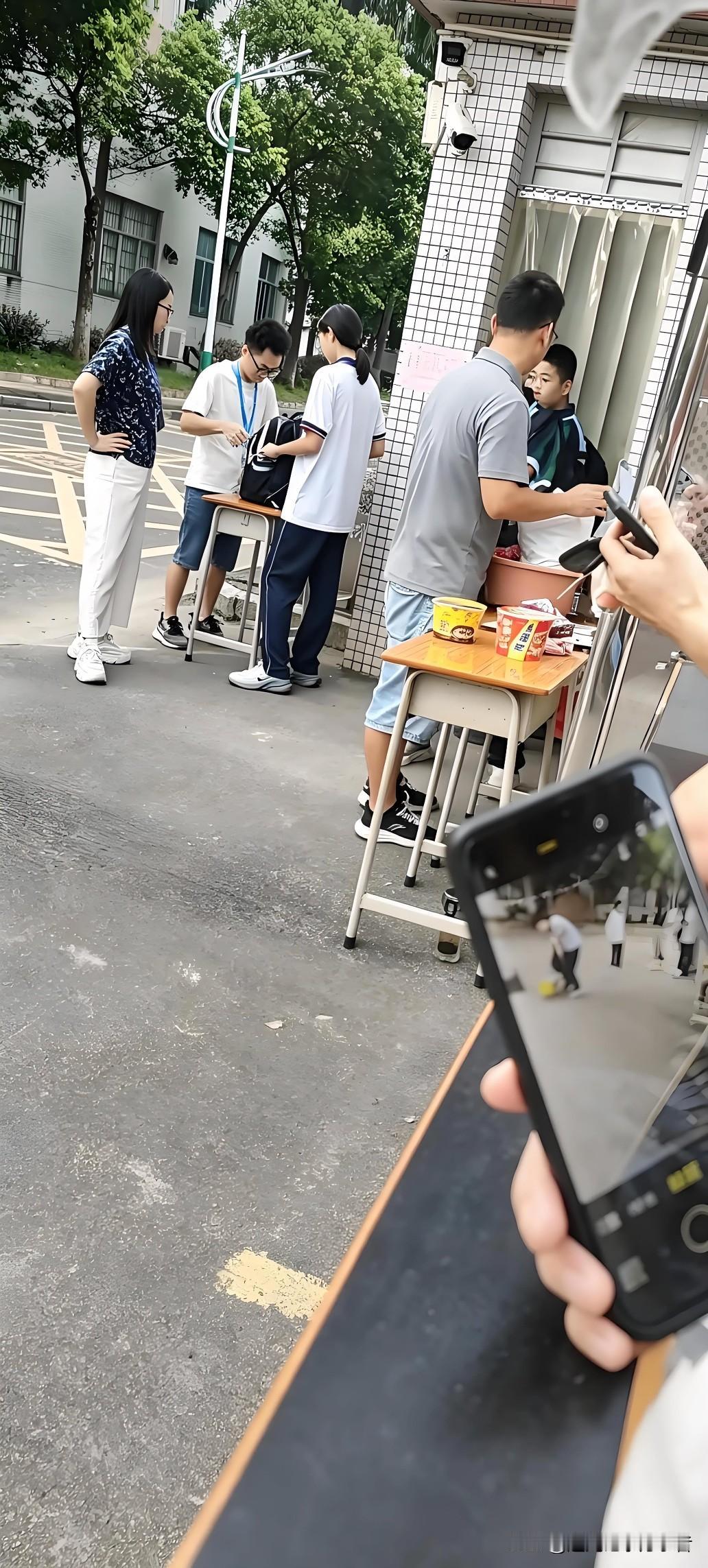 开学入校，书包要不要当众开箱检查？
 
近日广东清远一所中学，在校门口人工翻看学