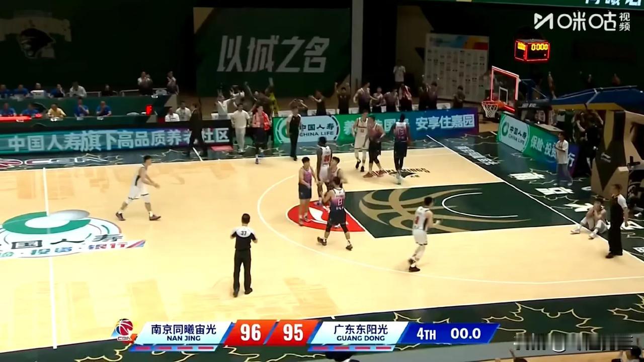 徐杰错失绝杀，广东男篮在客场95-96惜败南京同曦男篮，遭遇开门黑！
南京同曦真