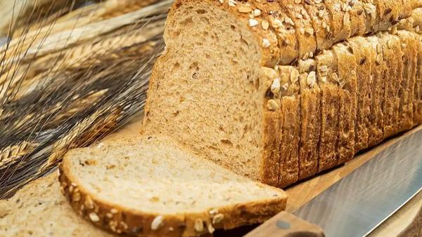 许多标榜“健康”的粗粮制品实际上可能隐藏着高糖、高油的问题，消费者在选择时需要保