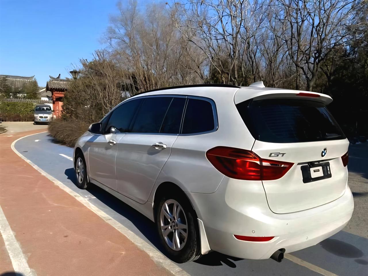 这是一台长得有点像mpv的跨界suv你也可以把它叫做旅行车。因为它既像suv，又