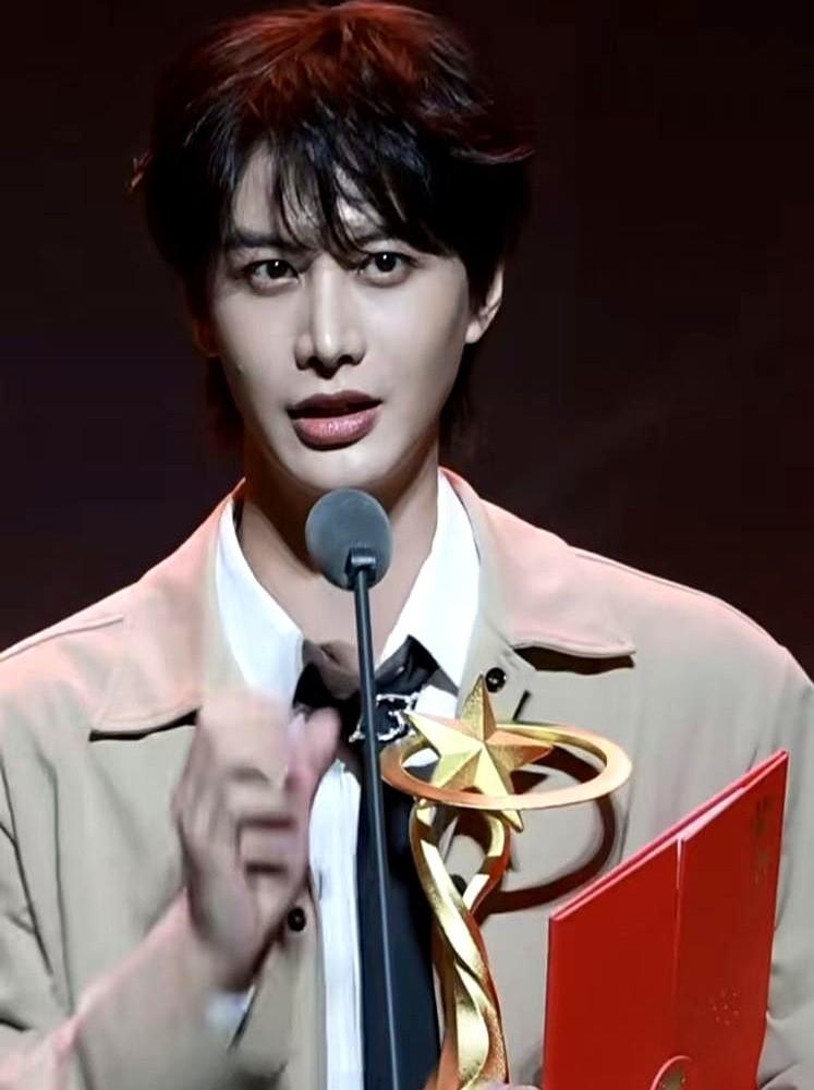 这奖拿得也太讽刺了吧！

现在网上吵翻了，有人说何健麒拿年度最佳男星是要逆风翻盘