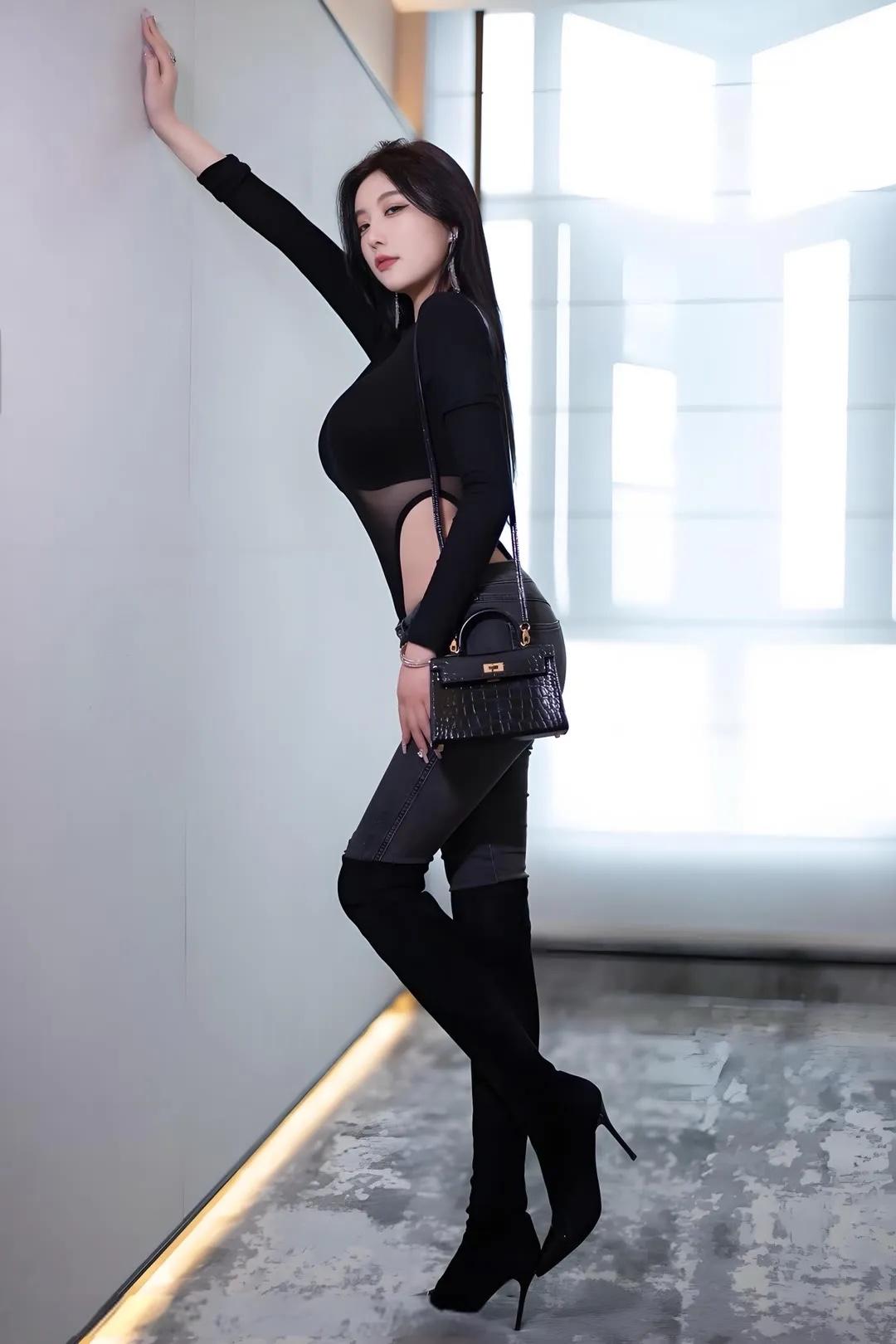 都市酷炫风穿搭，黑色透视上衣搭配高筒靴，尽显时尚魅力！💃🏻👠