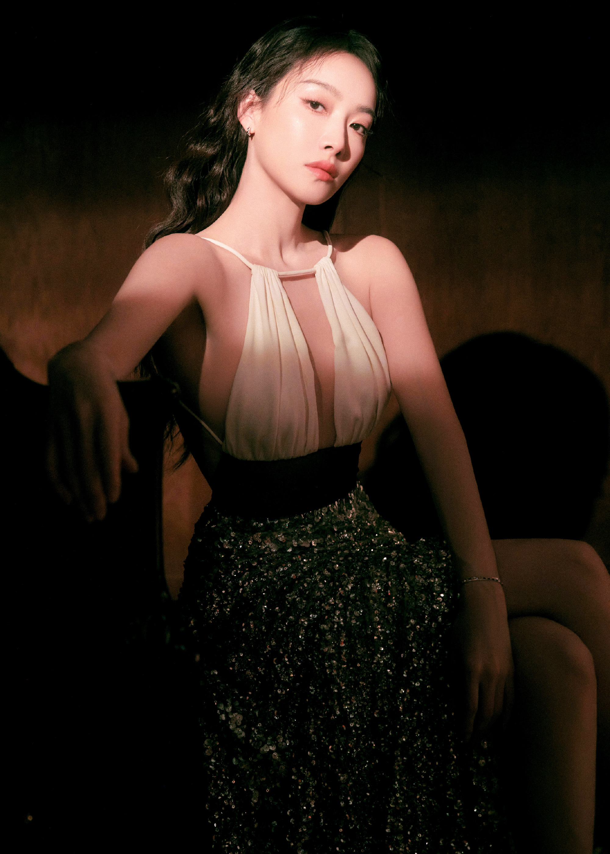 宋茜亮片露背裙，高级感满满的秋日穿搭。宋茜