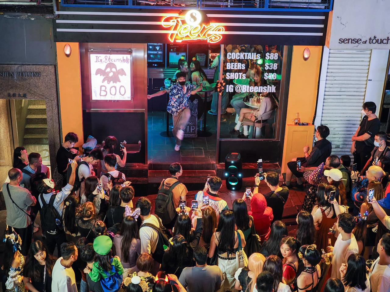 万圣节的兰桂坊，超热闹！拍摄：David Pan ​​​#香港街头摄影#