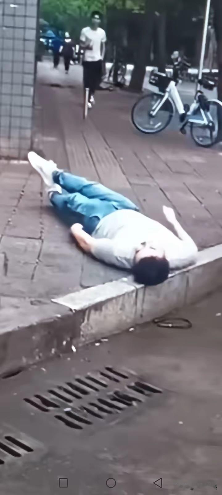 刚才看到一个年轻人在路边倒下，口吐白沫，无人敢扶、无人报警、无人拨打120的短文