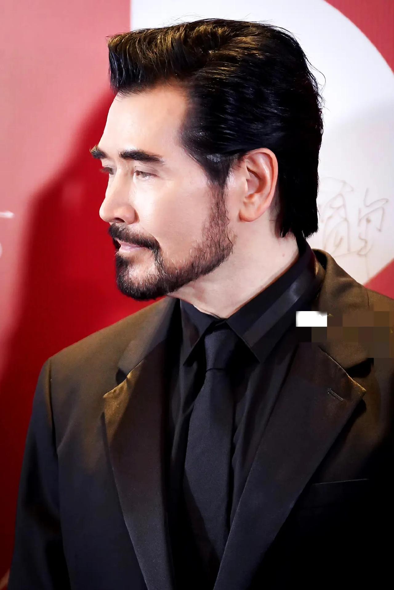 费翔，
头发胡须都是假的吧？
62岁了不可能又黑又密啊！
我看了一圈身边的男的，