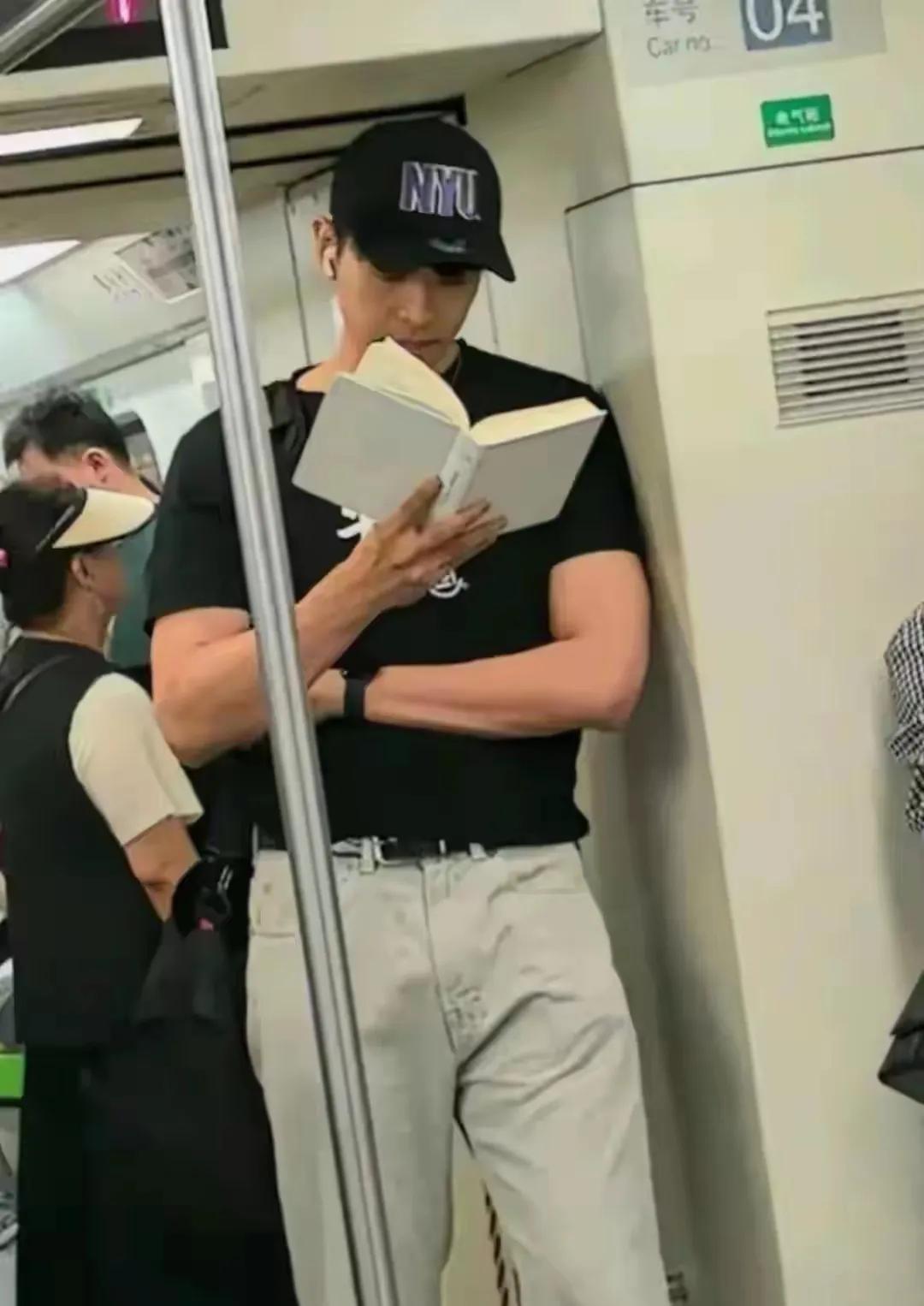 在广东的地铁上，车厢里的座位和过道都挤满了乘客，而且大部分人都是低头玩手机的，令